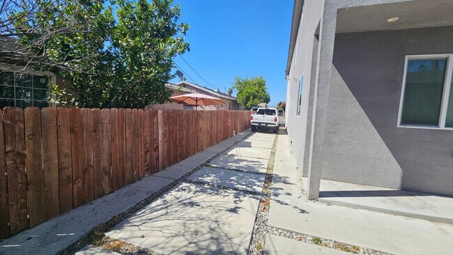 Building Photo - 1536 E