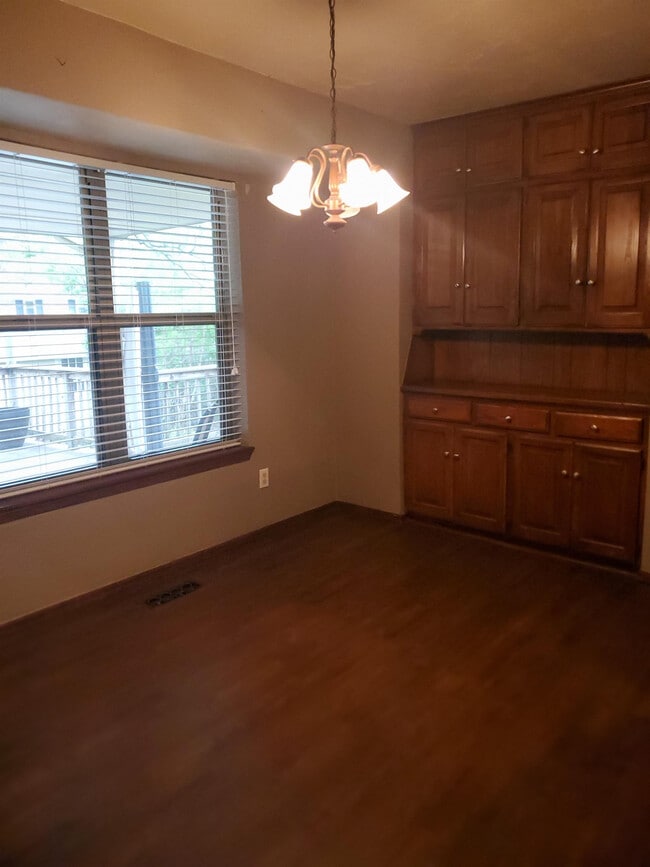 Building Photo - 912 E 10th St