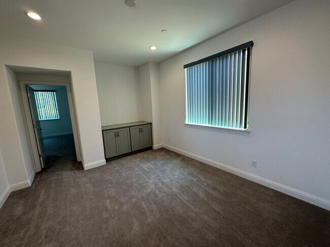 Building Photo - Charming 3 Bed / 2.5 Bath Home with Modern Upgrades