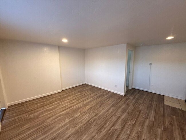 Building Photo - 1135 SE Salem Ave