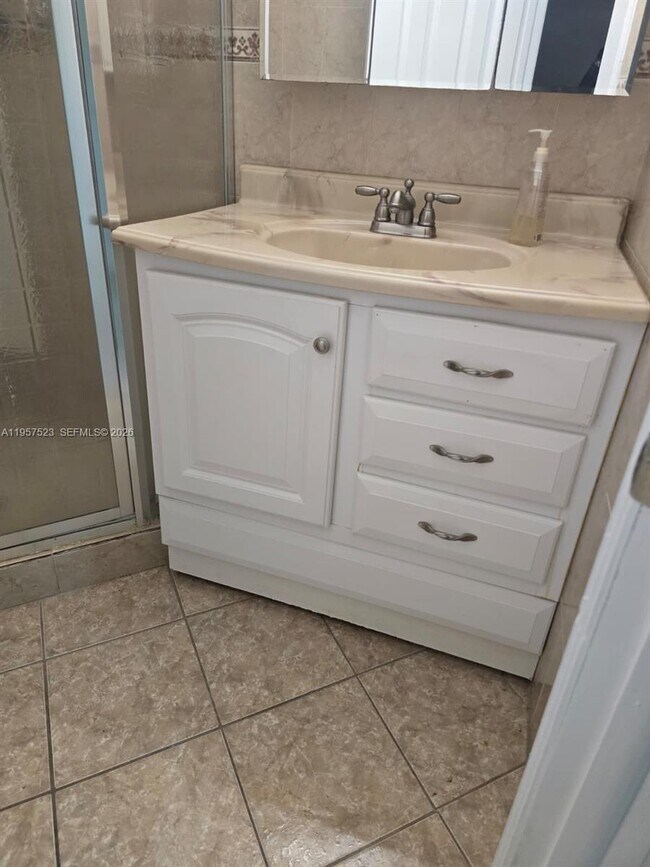 Building Photo - 5151 W Oakland Park Blvd