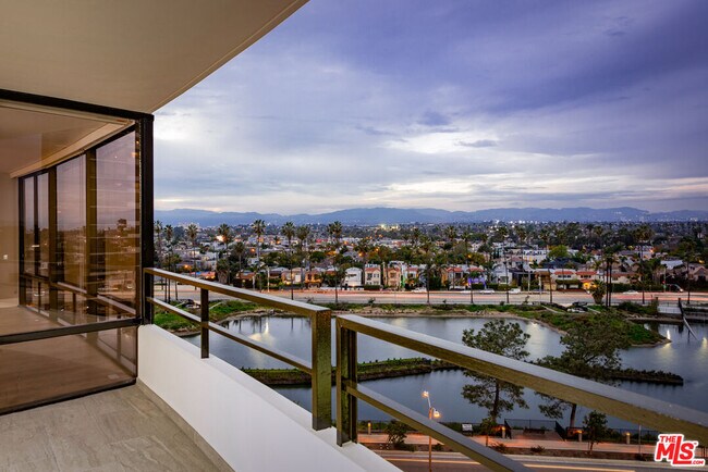 Building Photo - 4265 Marina City Dr