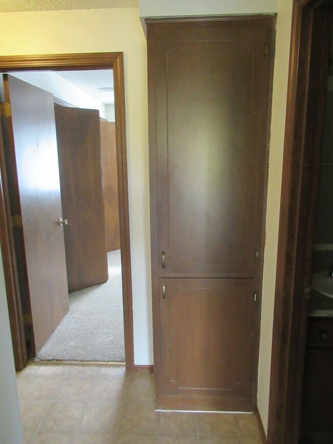 Building Photo - One Bedroom Apartment w/ Washer and dryer