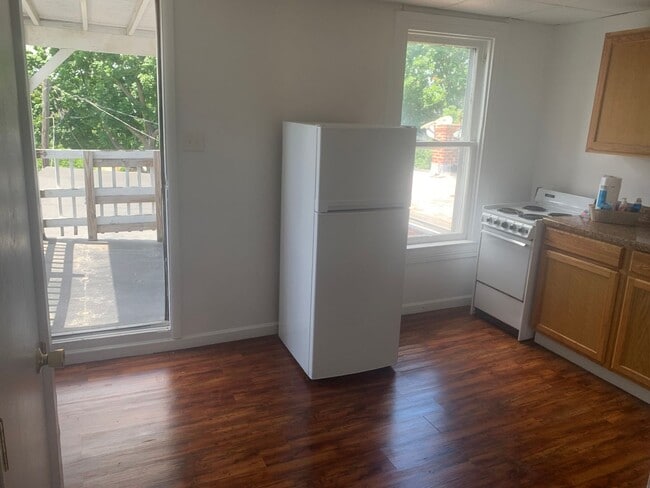 Building Photo - Spacious 3rd floor efficiency York City