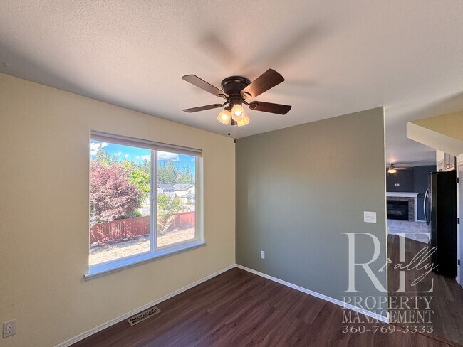 Building Photo - Spacious Bremerton Retreat with Designer Kitchen, Large Fenced Yard & Primary Suite