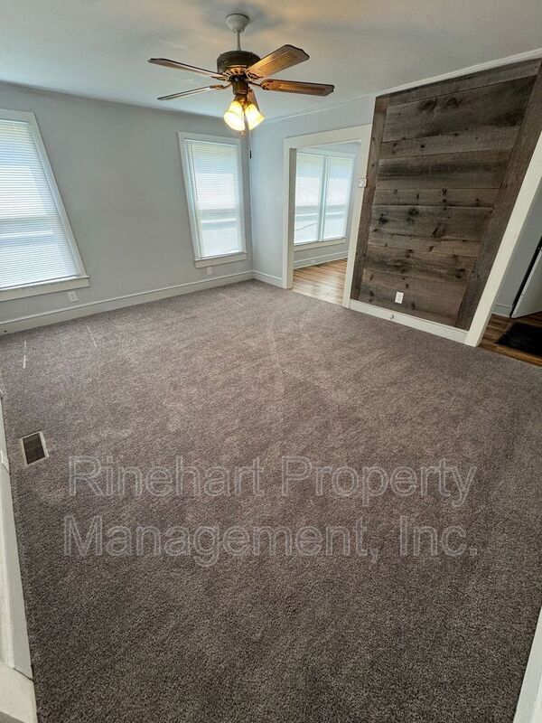 Building Photo - 422 S Jones Ave