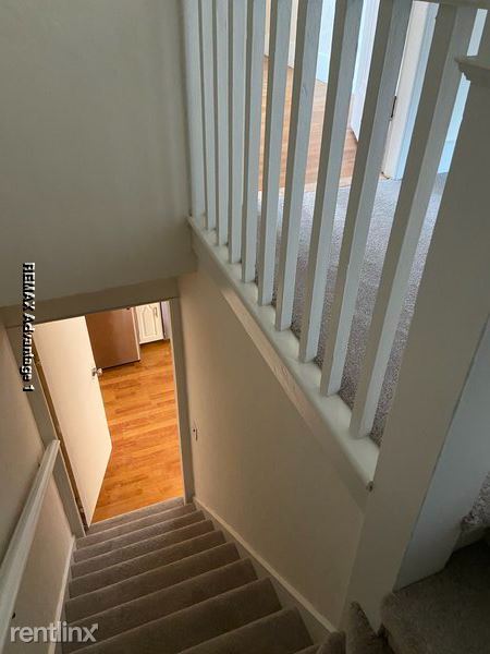 Building Photo - 3 br, 1 bath Townhome - 6 Billow St L Unit L
