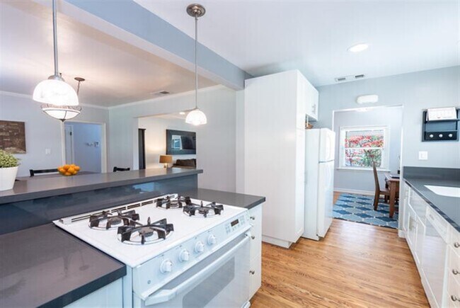 Building Photo - 5865 Vesper Ave Rental