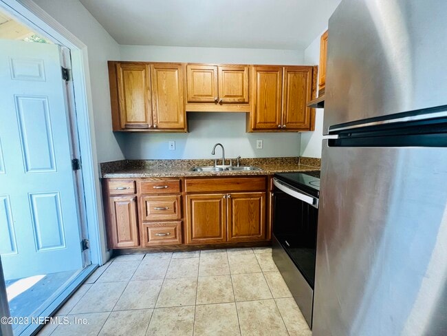 Building Photo - 2105 Kingswood Rd