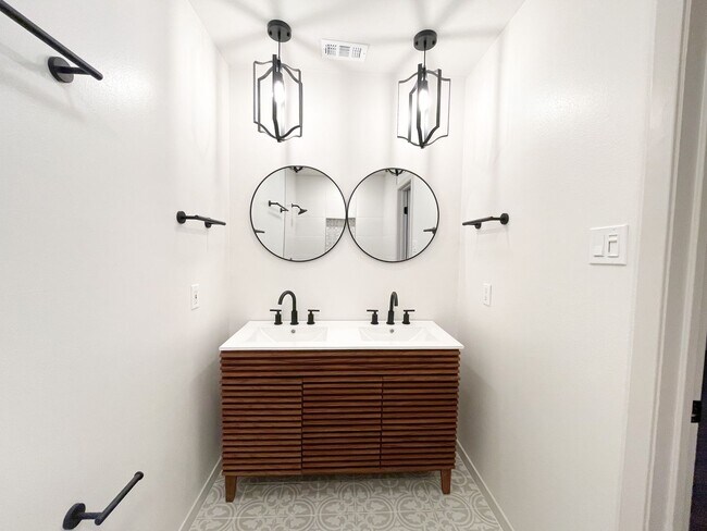 Building Photo - Centrally Located Apartment with Pool!!