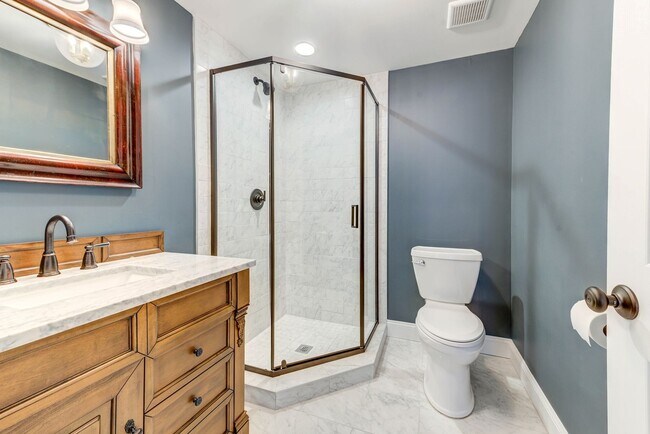 Building Photo - CONDO ON THE HILL 3 BED 1 BATH - Hardwood ...