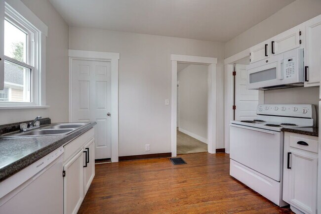 Building Photo - 2634 Wayland Ave
