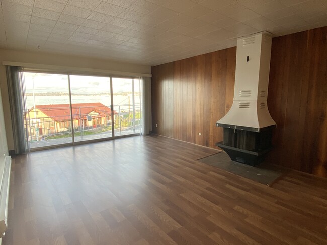 Living Room w/ Fireplace - 2700 Alki Ave SW