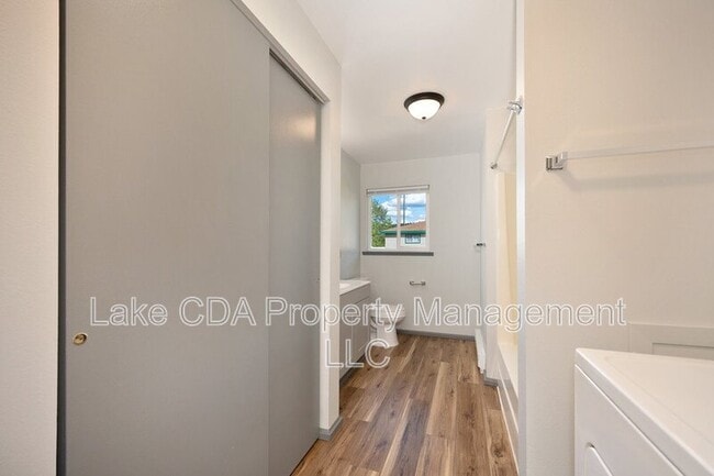 Building Photo - 1421 E Randle Ave