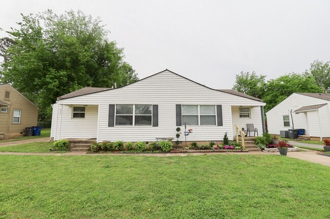 Building Photo - Beautiful Brookside duplex unit - NO PETS