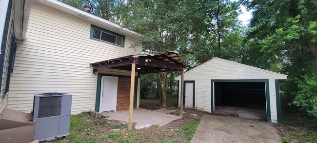 Building Photo - Amazing 4 bedroom/2 bath Two-story home wi...