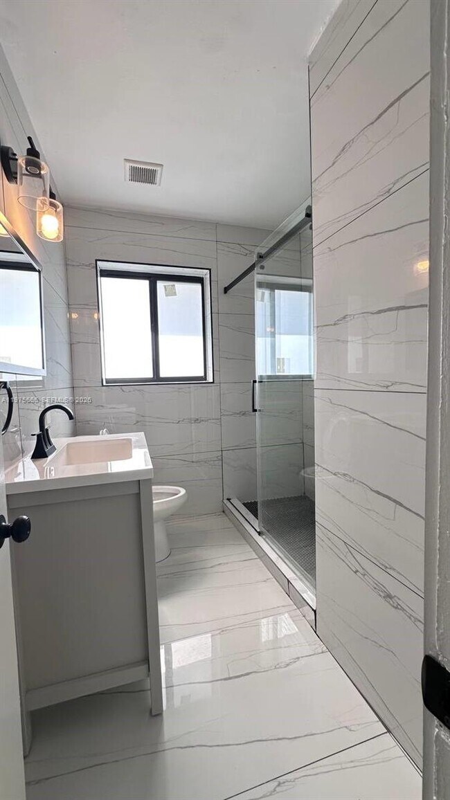 Building Photo - 320 SW 29th Rd