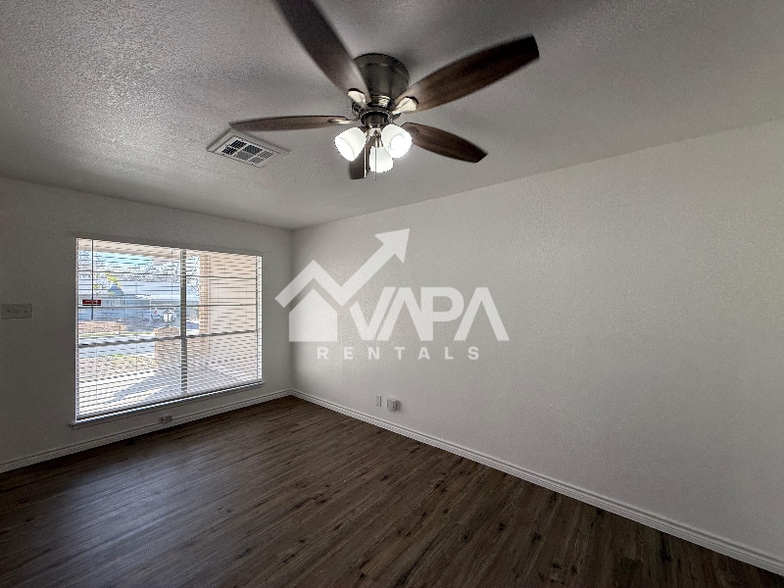 Building Photo - 13535 Coleridge St