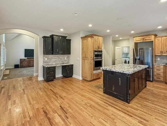 Building Photo - 1615 E Lakeview Way