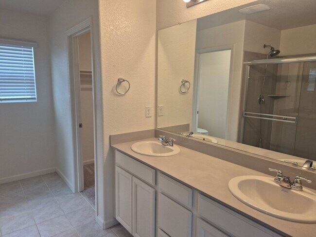 Building Photo - Come home to this Beautiful Newer 3 Bedroom 2.5 bath home