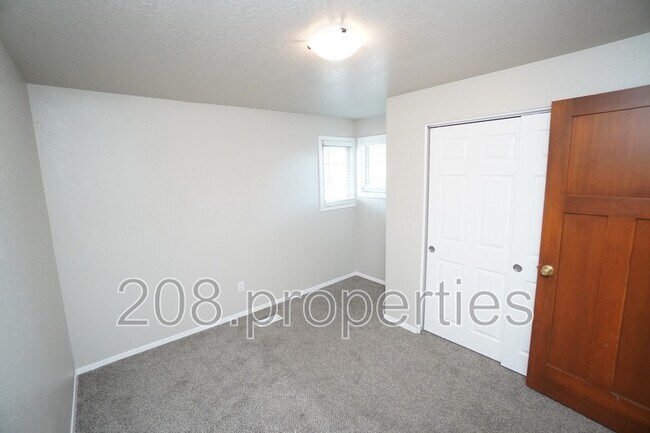 Building Photo - 698 Berwick Dr