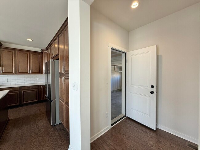 Building Photo - 6394 S Trailwoods Dr