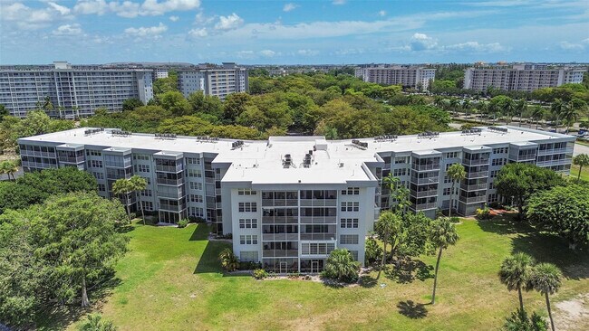 Building Photo - 4020 W Palm Aire Dr