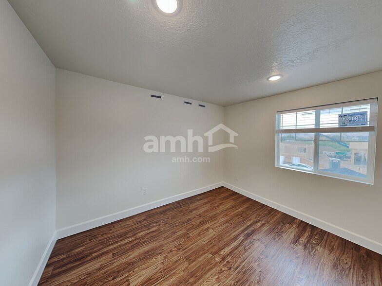 Building Photo - 226 N Dry Crk Rd