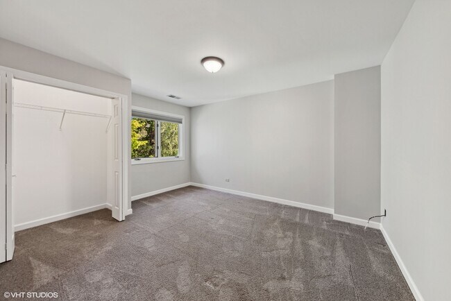 Building Photo - 15020 King Dr
