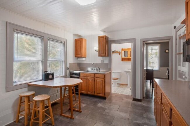 Building Photo - Classic West-side 3 Bedroom