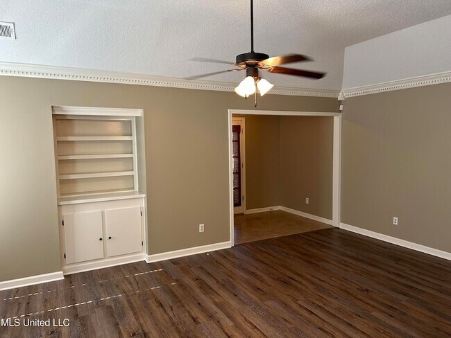 Building Photo - 960 Clarington Dr