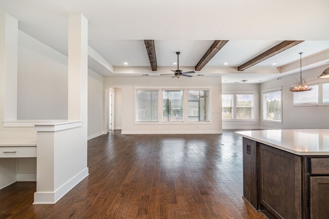 Building Photo - Stunning all one-level home in Hendersonvi...