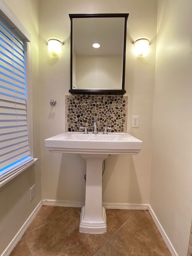 Building Photo - 2 Bedroom 2 Bathroom plus Bonus Room with ALL Appliances Included