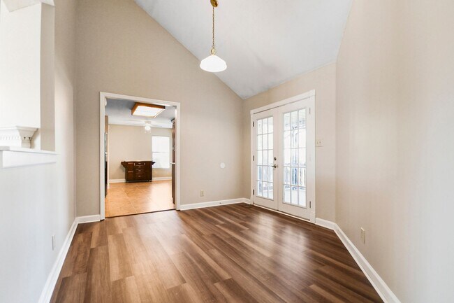 Building Photo - Pet Friendly Three Bedroom!