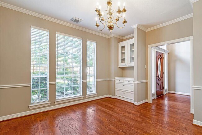 Building Photo - 8311 Mentmore Dr