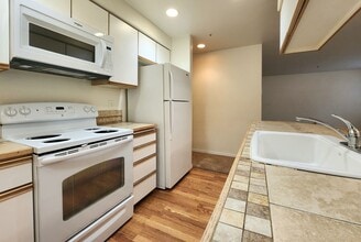 Building Photo - 2 Bed/ 2 Bath Condo Everett Near Boeing and Paine Airport