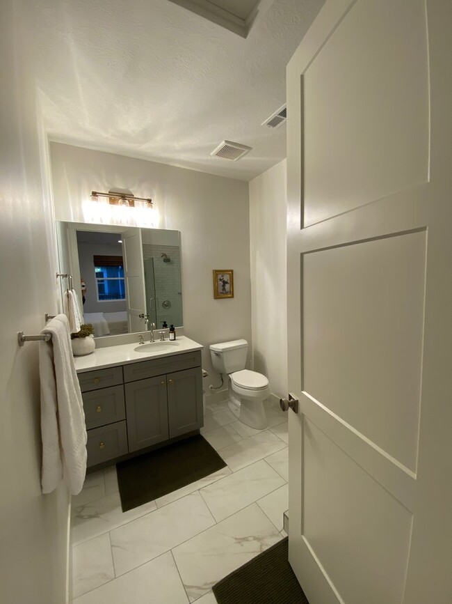 Building Photo - Newer Fully Furnished Private Studio Casit...