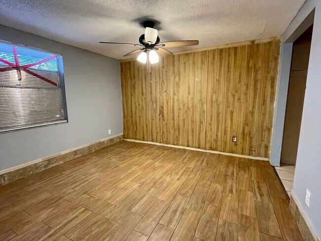 Building Photo - Sunny Lakes