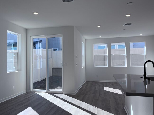Building Photo - 4077 Pomelo Dr