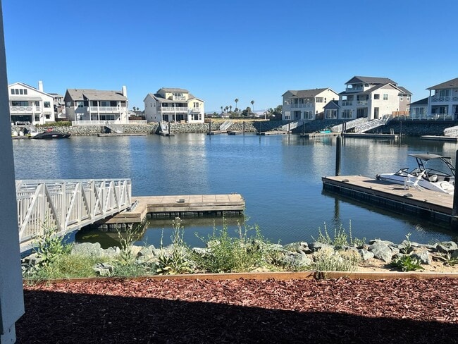 Building Photo - Waterfront Beauty