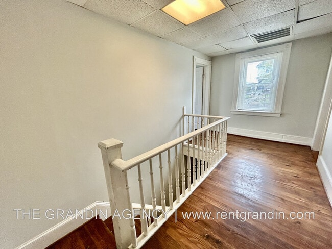 Building Photo - 642 Elm Ave SE