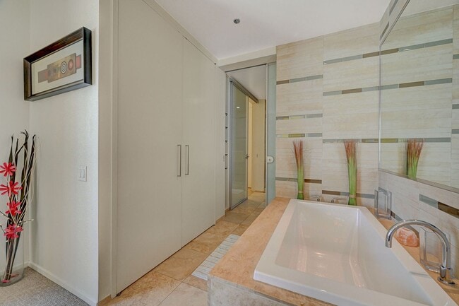 Building Photo - Veer Towers 2010E- Stunning Strip/City Views from this 1bd/1ba, Fully Furnished Residence