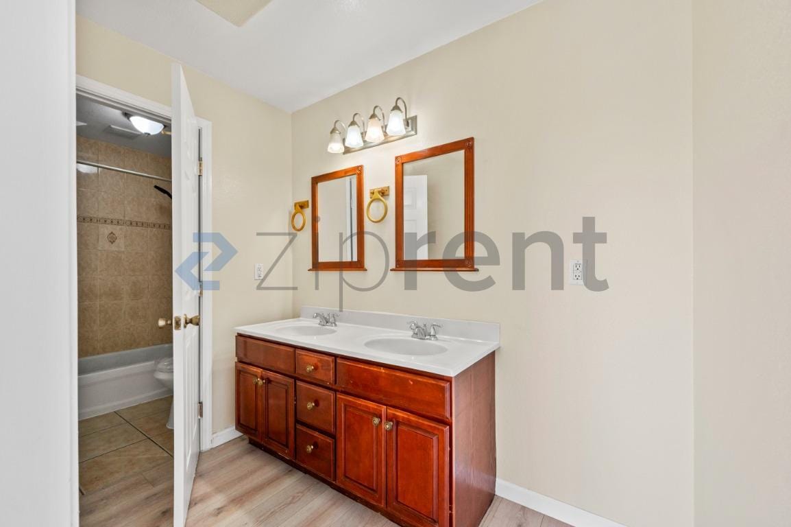 Building Photo - Unit C