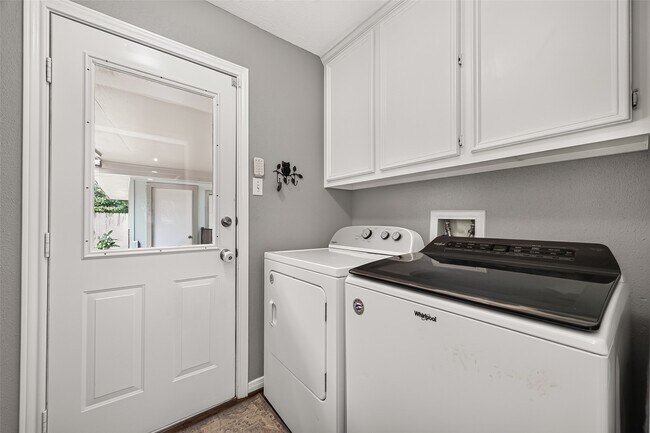 Building Photo - 23011 Fox Hunt Dr