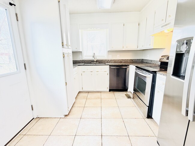 Building Photo - 133 Wildflower Ln