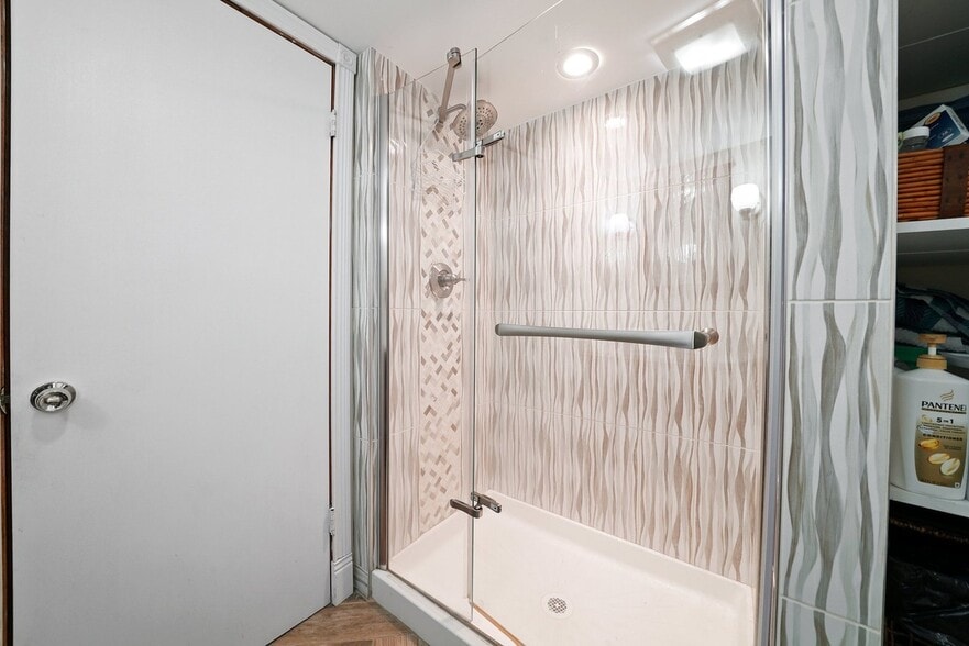 Building Photo - 6022 S Komensky Ave