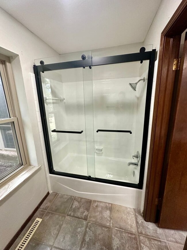 Building Photo - Immaculate major remodeled executive home in West Norman