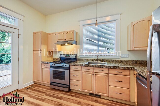 Building Photo - Great, Spacious & Inviting Home in the Heart of Milwaukie! Move-in Special DISCOUNT of $200!!!
