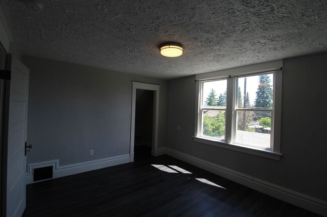 Building Photo - 1306 E Montgomery Ave