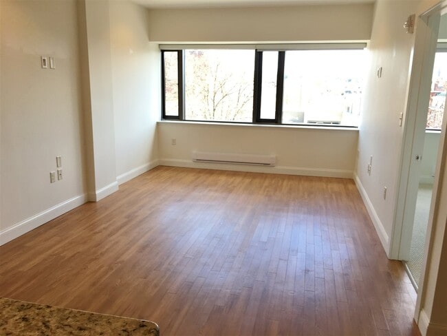 Building Photo - 875 Elm St